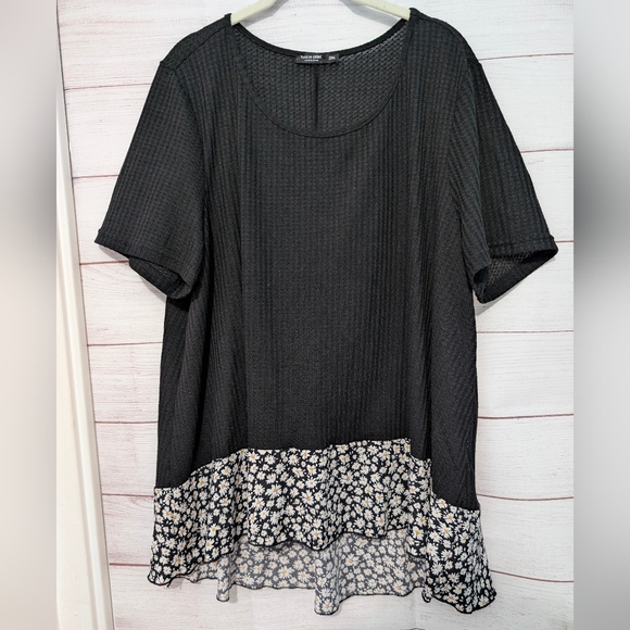 Euc Shein black waffle 🧇 knit short sleeve shirt with floral chiffon trim 2X/3X - Picture 8 of 8